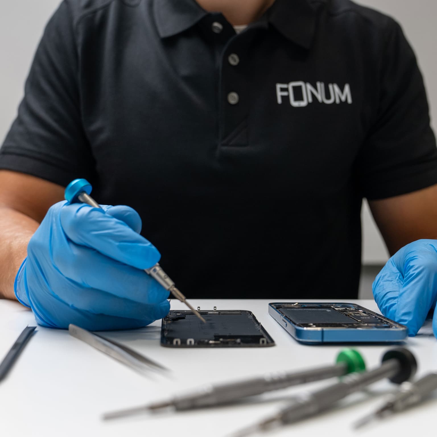 Fonum asiantuntija korjaa puhelinta